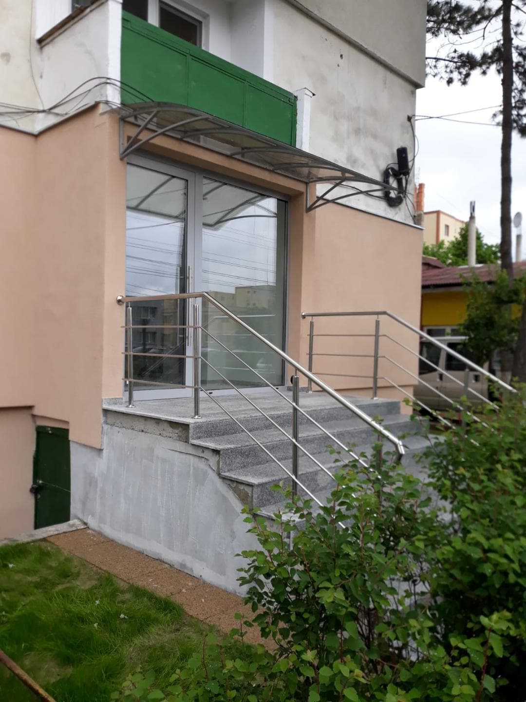 Intrarea existentă este pe scări.